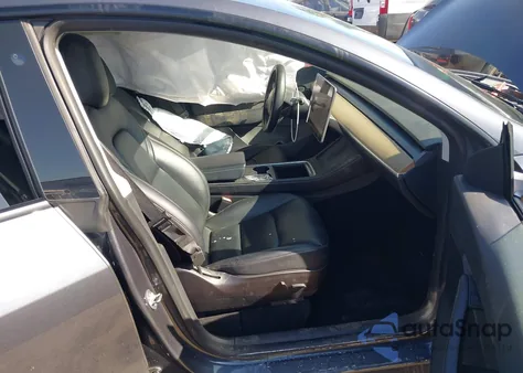 2022 Tesla Model Y Performance Dual Motor All-Wheel Drive z USA, uszkodzony, nr VIN 7SAYGDEF5NF406497